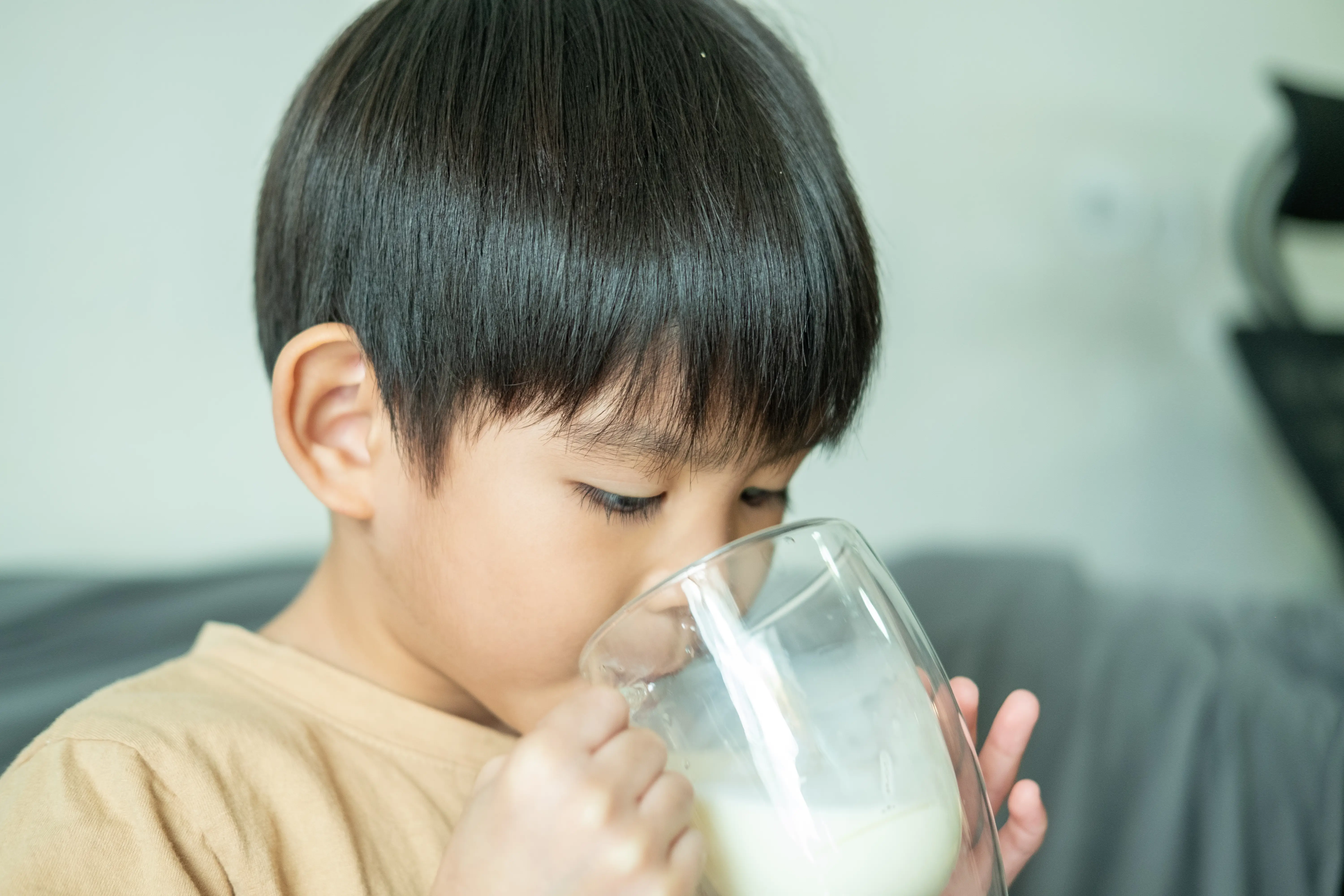 Có nên pha chung sữa mẹ với sữa công thức hay không?