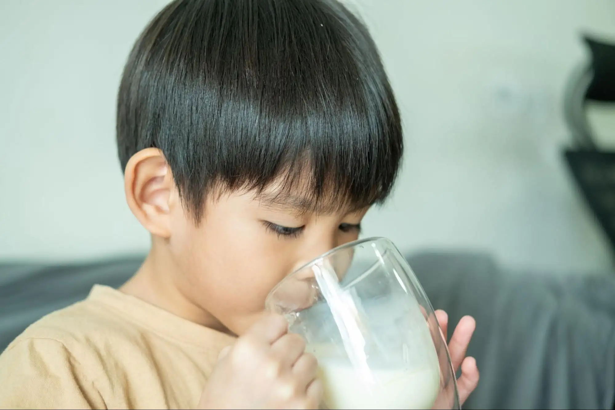 Trẻ bị ọc sữa: Nguyên nhân và hướng xử lý phù hợp