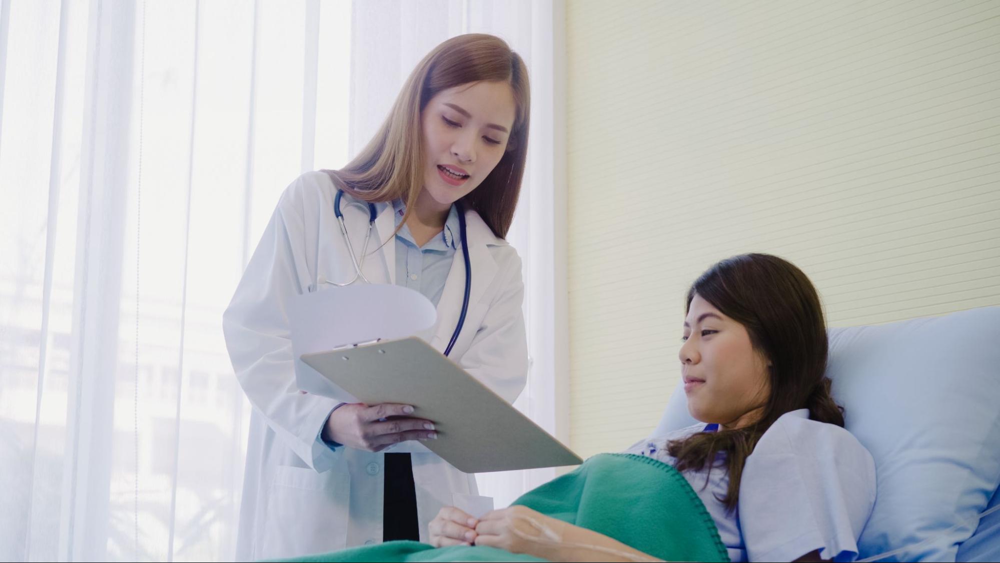 Nhờ sự giúp đỡ của các nữ hộ sinh, điều dưỡng khi mẹ gặp khó khăn trong việc cho con bú