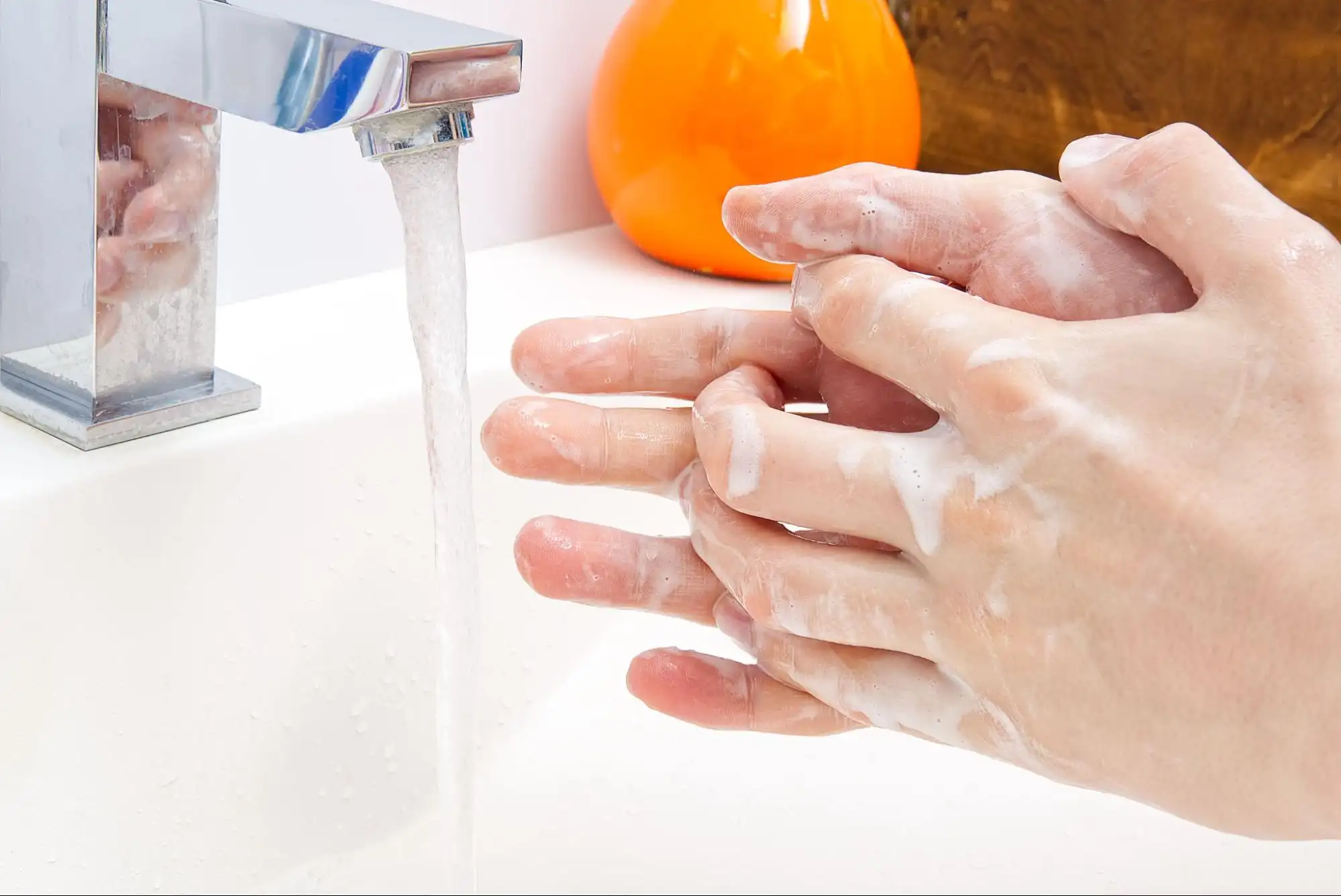 Bố mẹ nên rửa tay bằng xà phòng với nước ít nhất là 20 giây Bố mẹ nên rửa tay bằng xà phòng với nước ít nhất là 20 giây