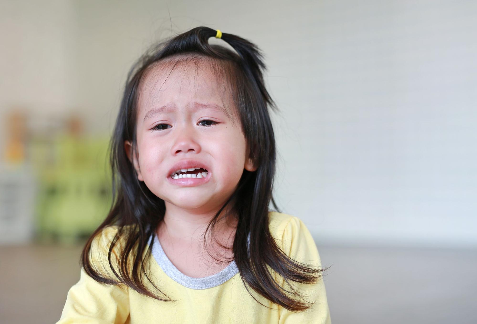 Trẻ quấy kh&oacute;c v&agrave; c&aacute;u gắt