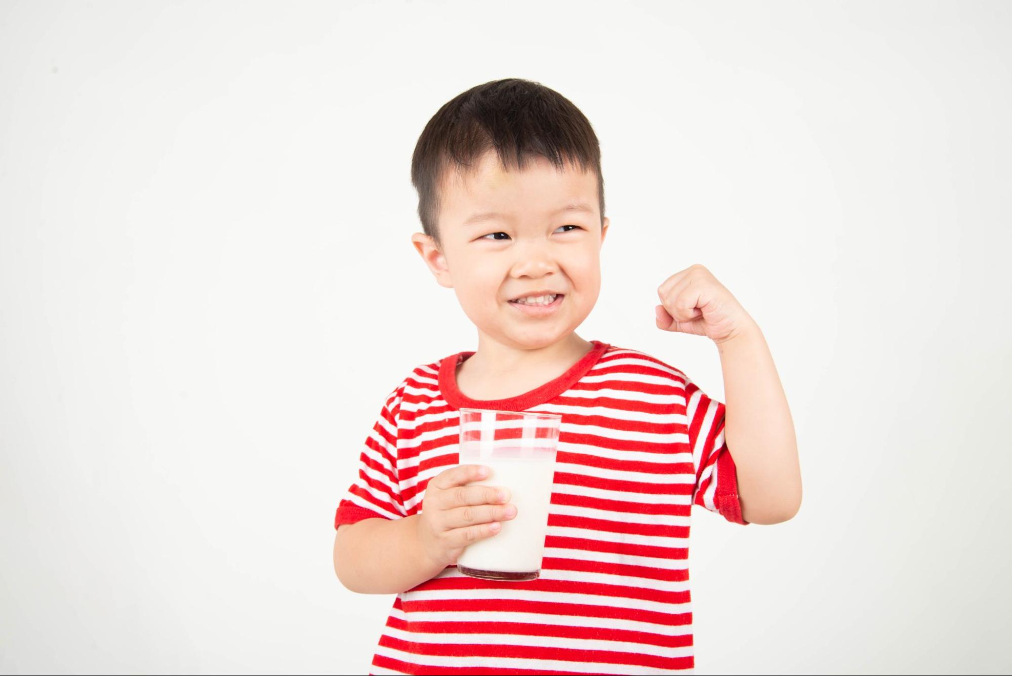Bố mẹ có thể đổi sang dùng loại sữa công thức ít gây dị ứng cho bé
