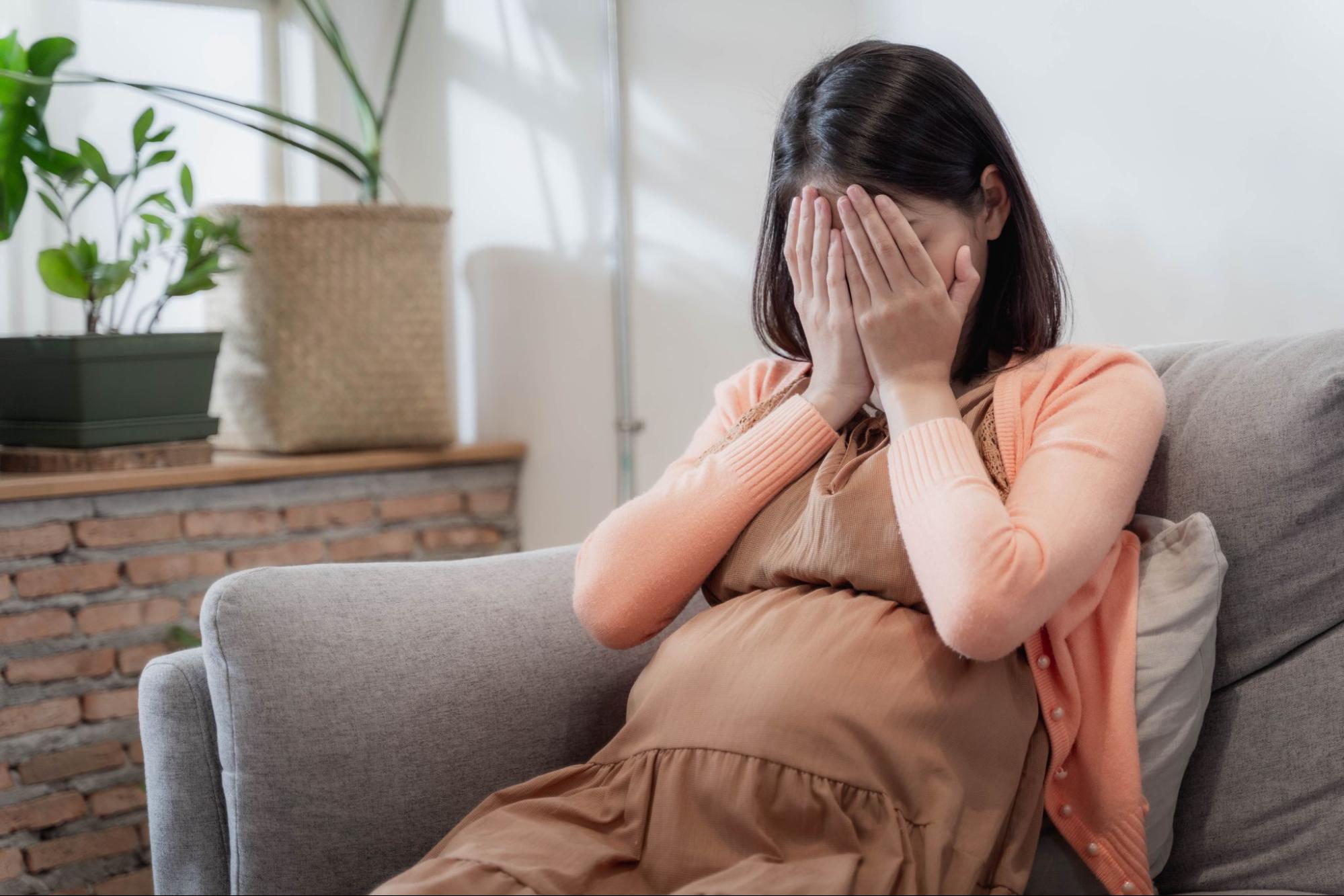 Buồn nôn, chán ăn và nôn ói là những triệu chứng thường gặp của ốm nghén