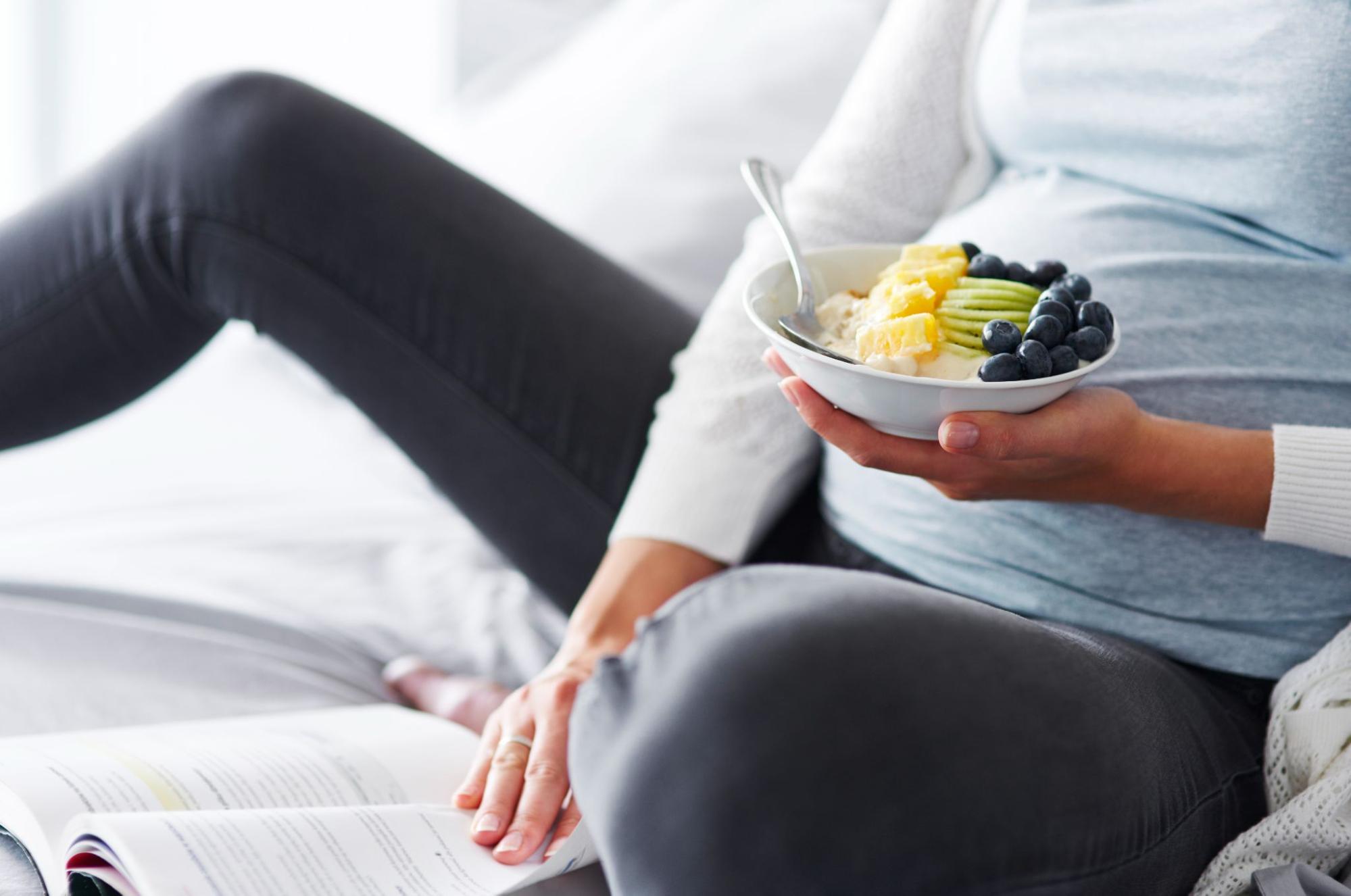 N&ecirc;n t&igrave;m hiểu v&agrave; bổ sung đầy đủ c&aacute;c loại vitamin thiết yếu d&agrave;nh cho mẹ bầu