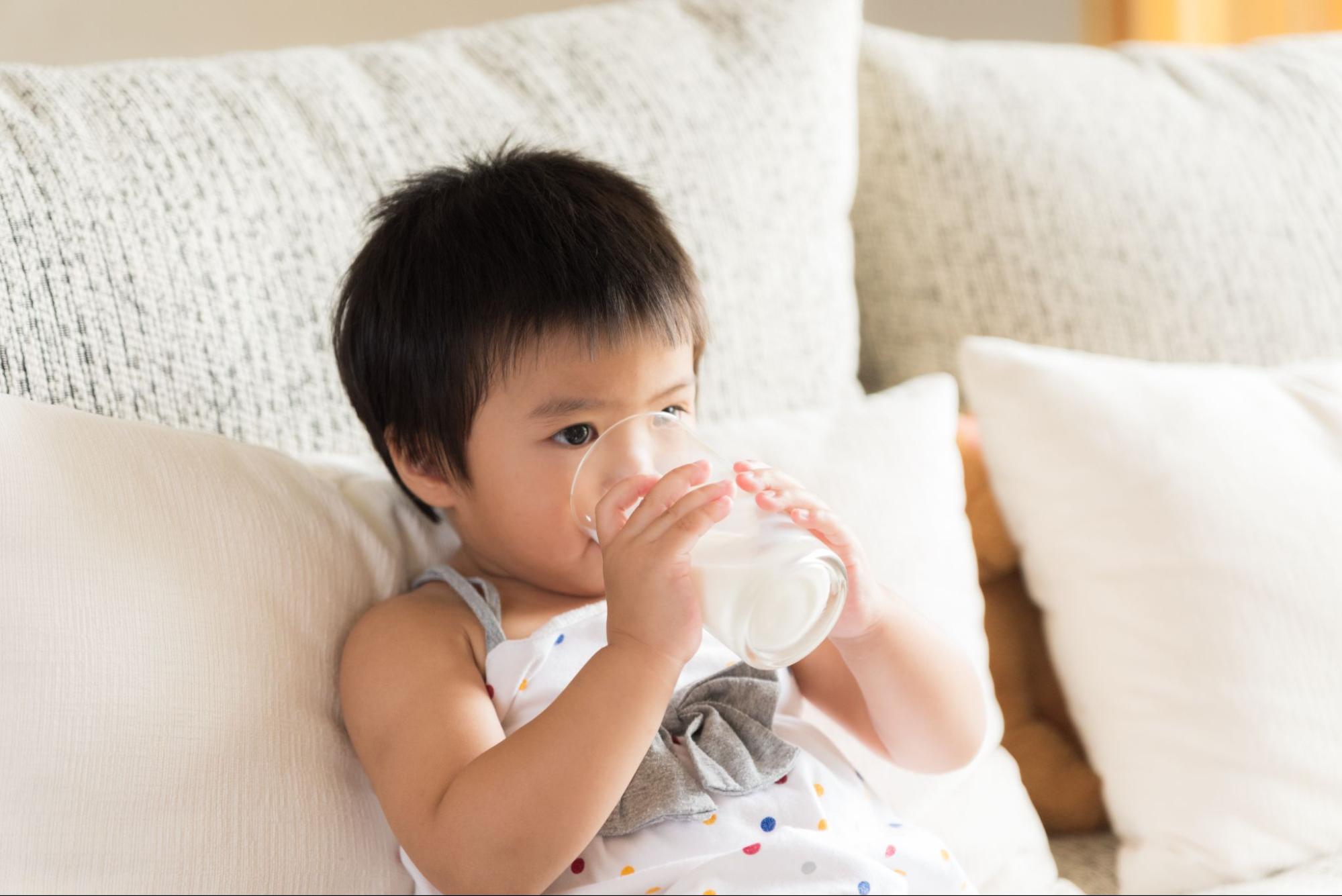 Lượng sữa cho trẻ sơ sinh uống sữa c&ocirc;ng thức từ 30 - 240ml t&ugrave;y v&agrave;o th&aacute;ng tuổi của mỗi b&eacute;