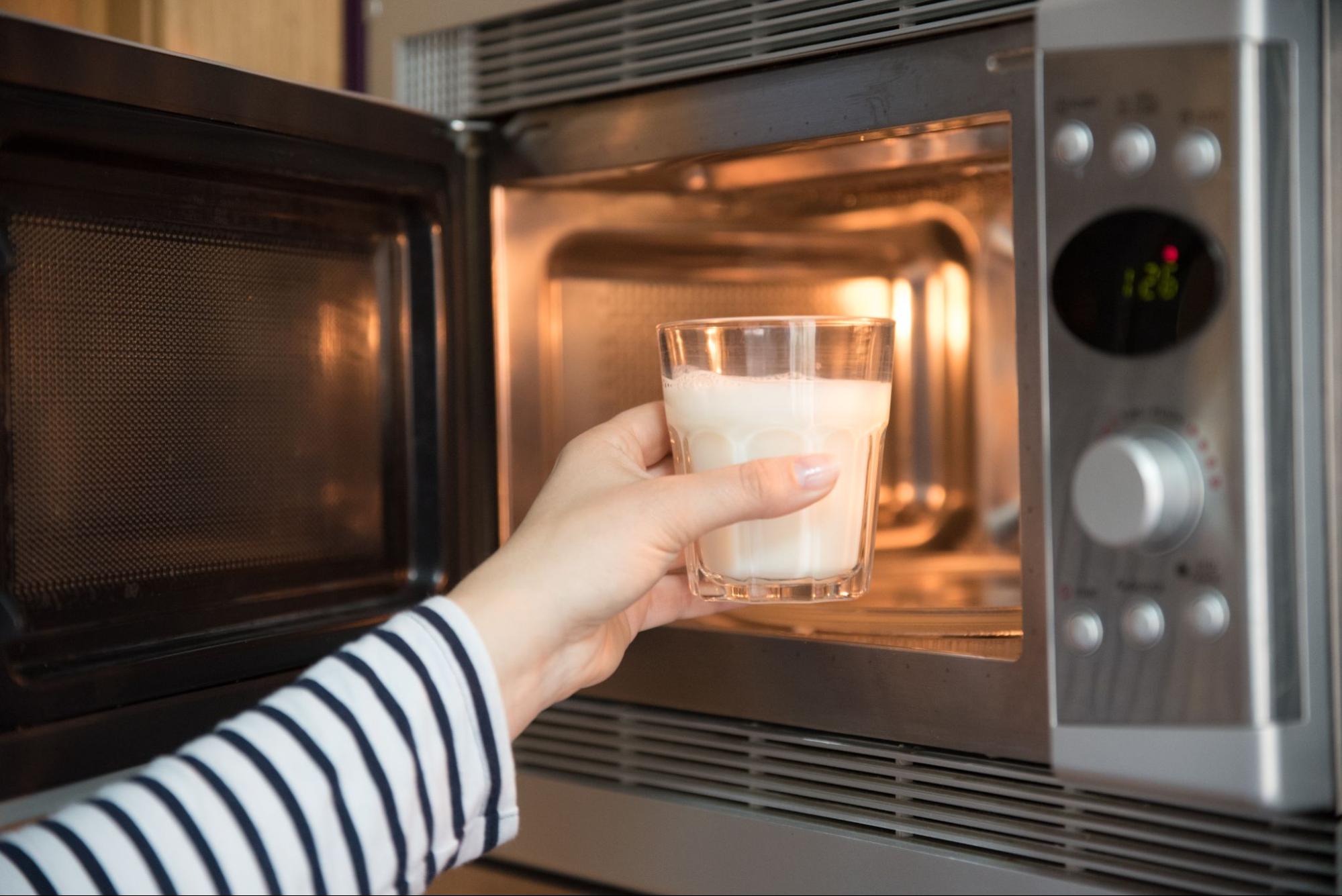 H&acirc;m sữa c&ocirc;ng thức bằng l&ograve; vi s&oacute;ng kh&ocirc;ng được khuyến kh&iacute;ch