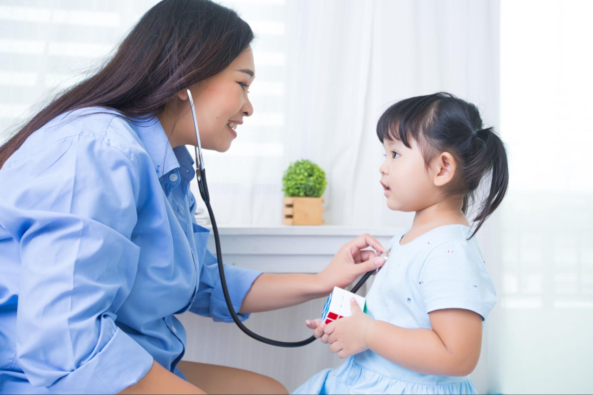 Trẻ được đưa đến gặp b&aacute;c sĩ