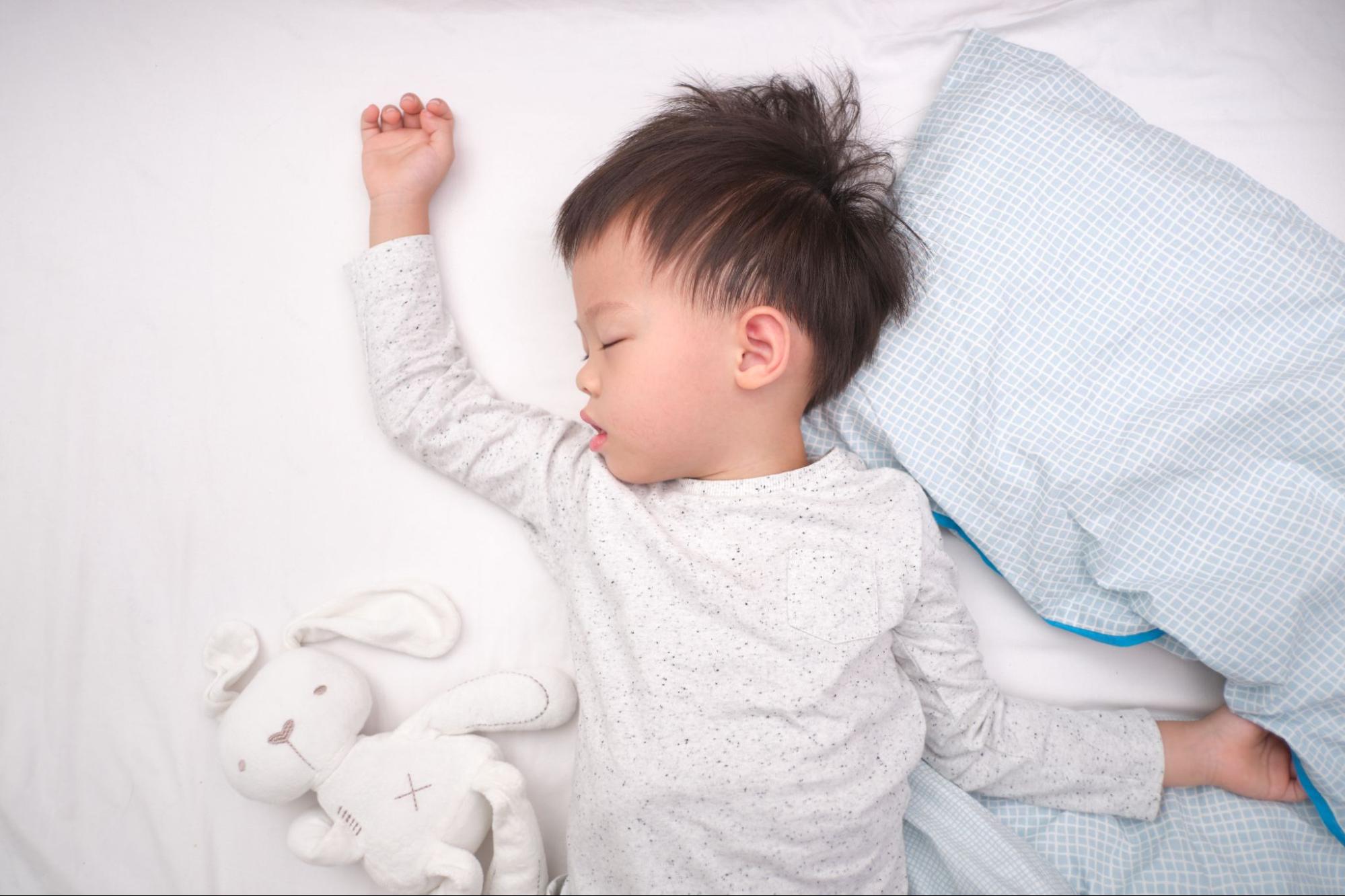 Bố mẹ chuẩn bị các món đồ quen thuộc như thú bông, chăn mềm để bé cảm thấy an tâm và ngủ ngon hơn Bố mẹ chuẩn bị các món đồ quen thuộc như thú bông, chăn mềm để bé cảm thấy an tâm và ngủ ngon hơn