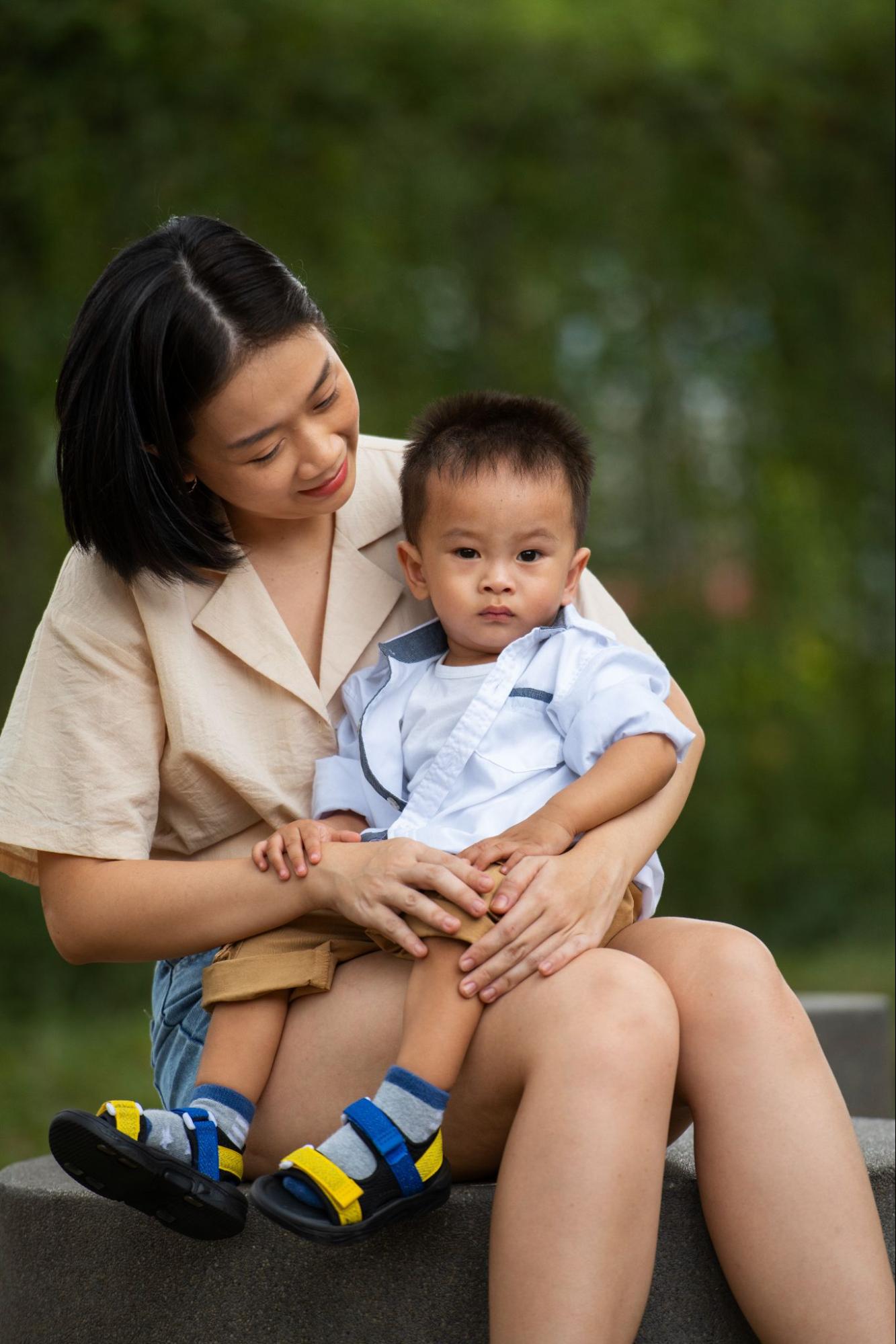 Mẹ có thể ôm và dỗ dành nhẹ nhàng để giảm tình trạng trẻ khóc quấy không rõ nguyên nhân Mẹ có thể ôm và dỗ dành nhẹ nhàng để giảm tình trạng trẻ khóc quấy không rõ nguyên nhân
