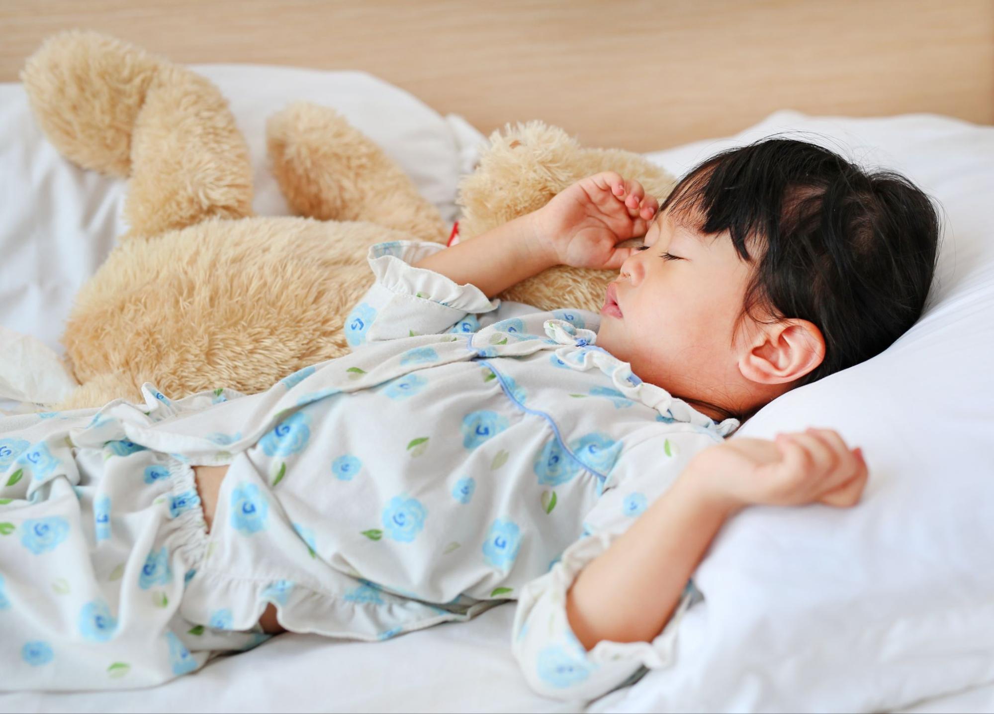 Cho bé nằm trong không gian yên tĩnh, thoải mái để giúp bé dễ đi vào giấc ngủ Cho bé nằm trong không gian yên tĩnh, thoải mái để giúp bé dễ đi vào giấc ngủ